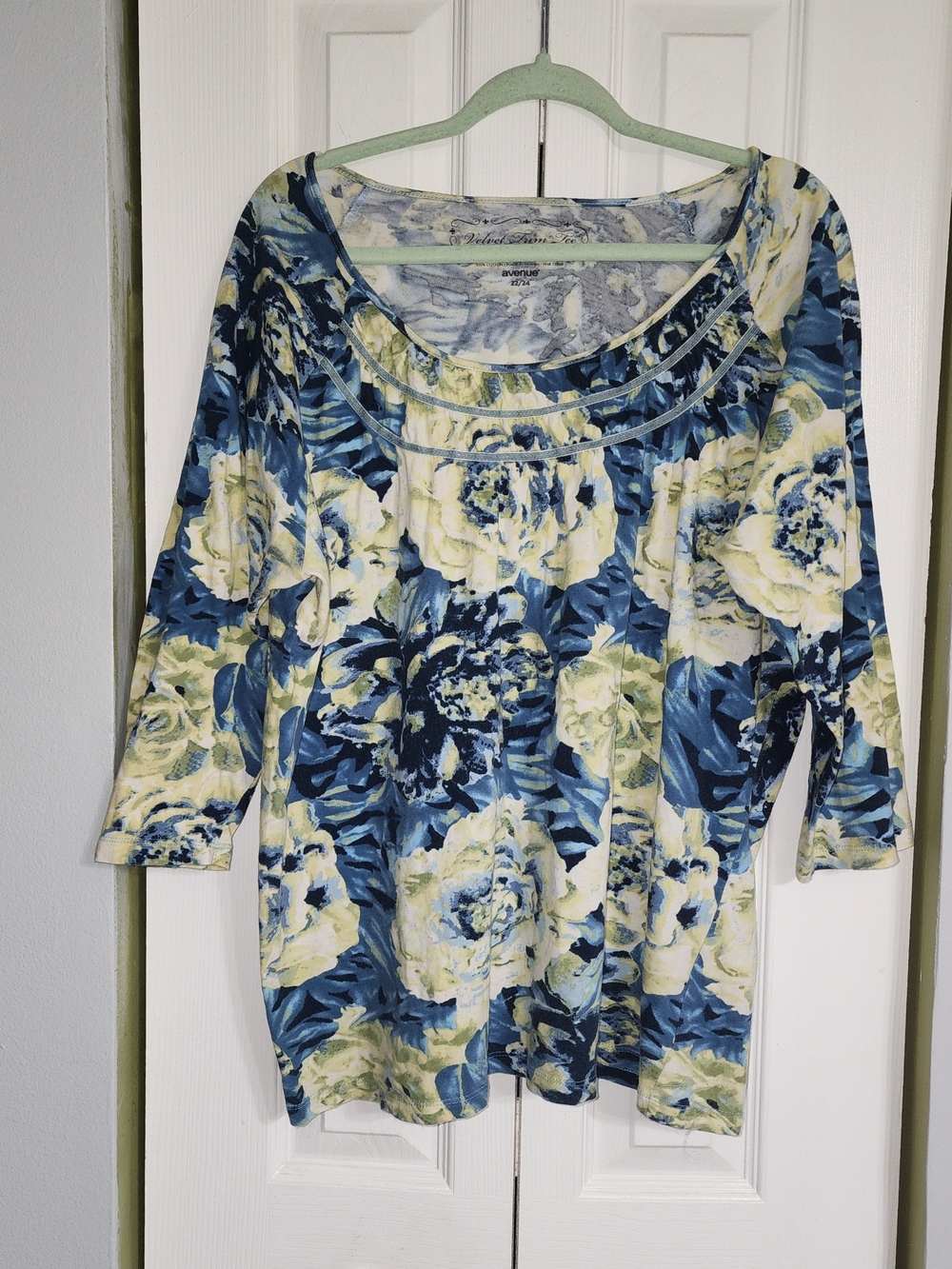 Avenue Blue & Cream Floral Scoop-Neck 3/4 Sleeve Top